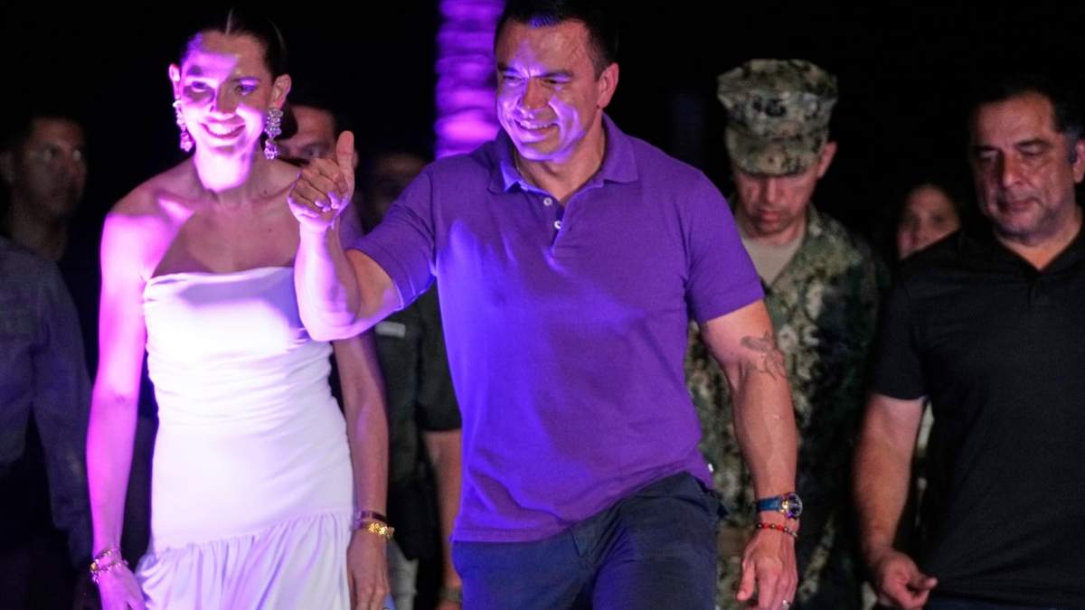 El candidato a la reelección y presidente Daniel Noboa, acompañado por su esposa Lavinia Valbonesi