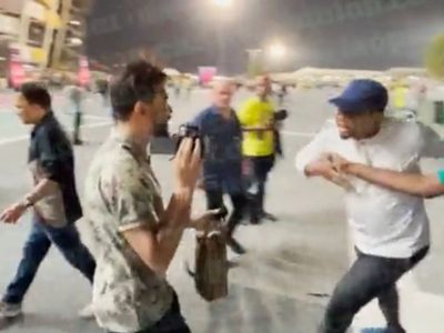 Samuel Eto´o golpea a un youtuber argelino en Qatar y luego se disculpa (Video)
