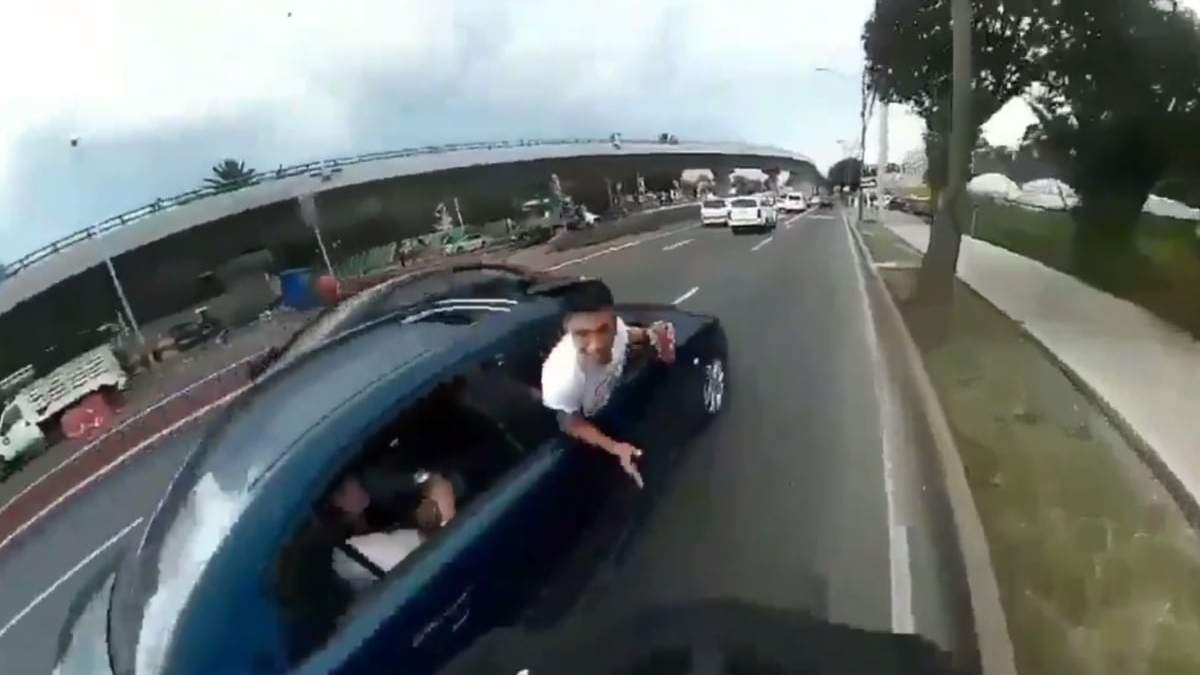El copiloto del vehículo, con cerveza en mano, intentó empujar al ciclista