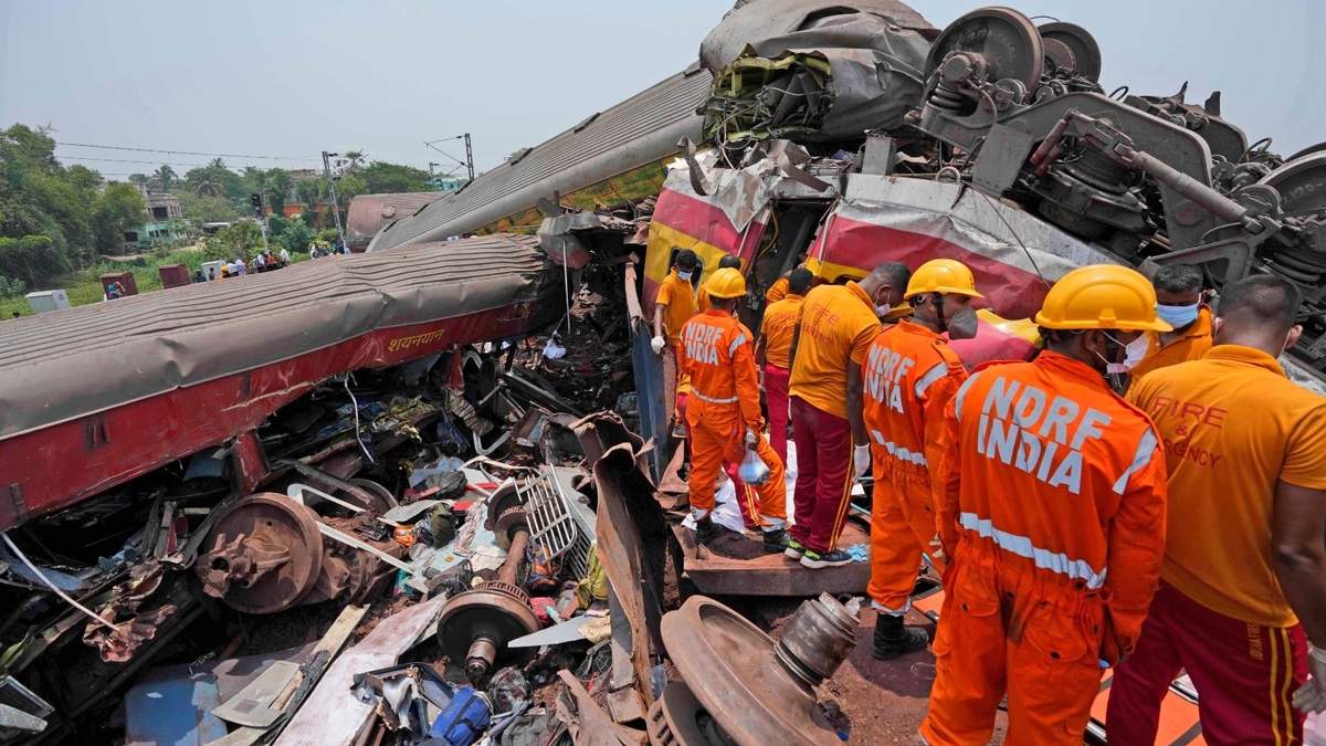 Rescatistas trabajan en el sitio donde chocaron tres ferrocarriles en India