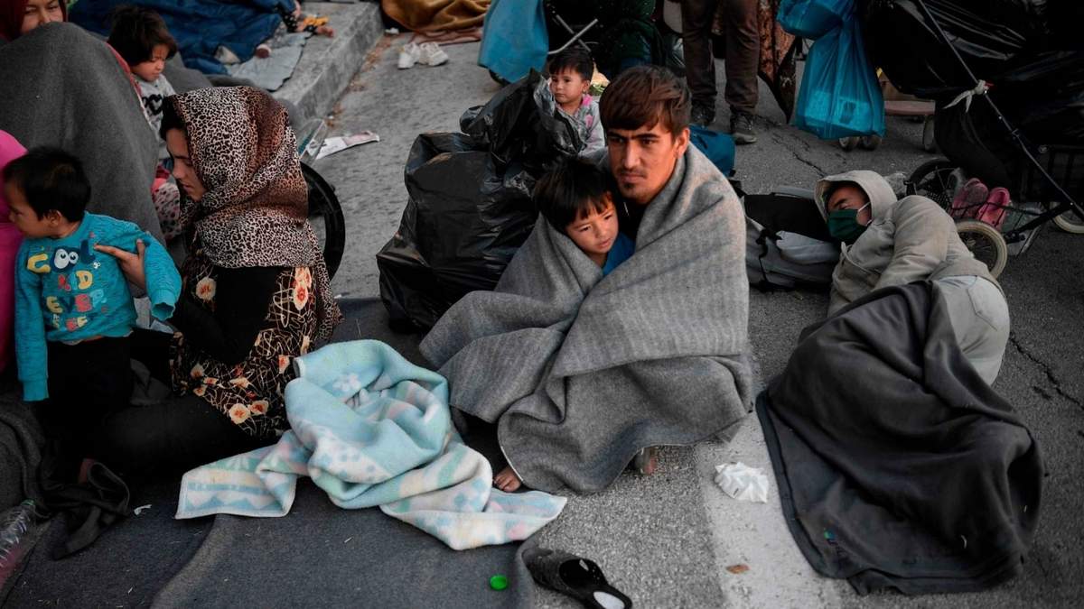 Miles de refugiados tuvieron que dormir por segunda noche consecutiva en el suelo. Fuente: (Twitter)