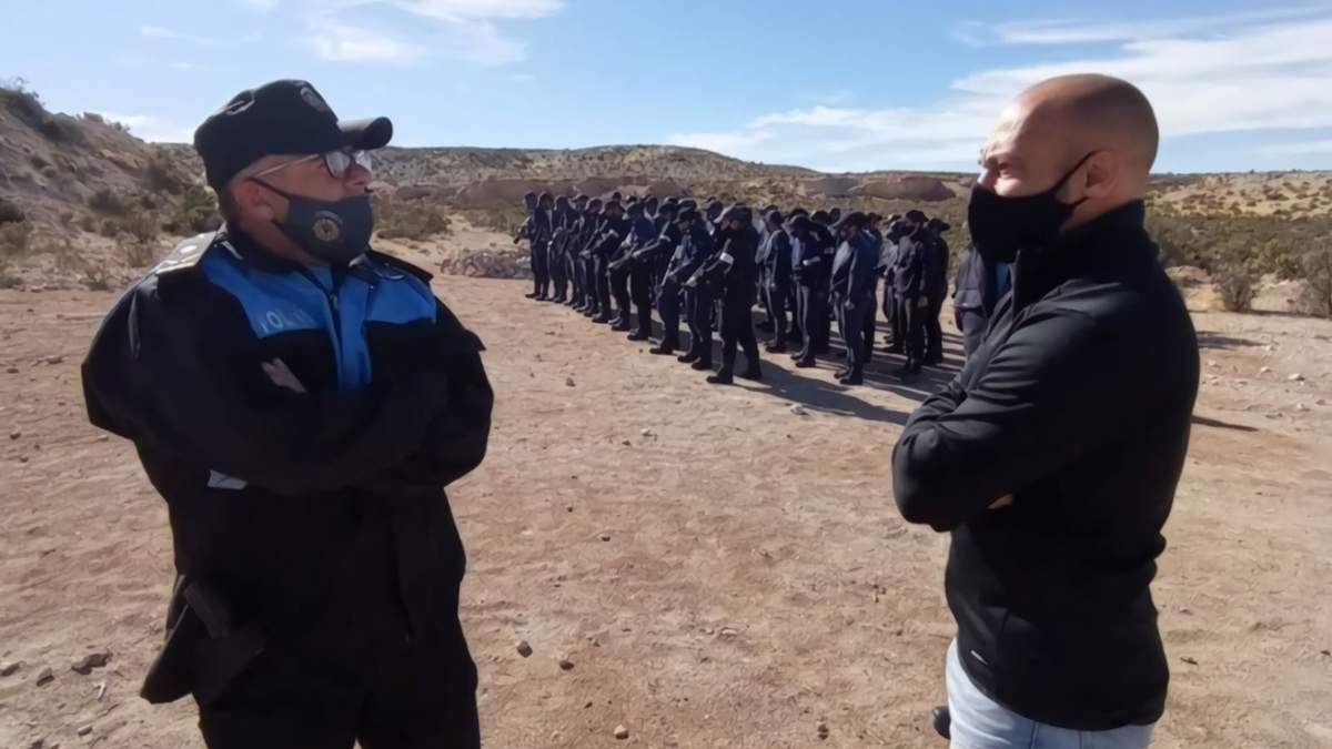 El ministro de Seguridad de Chubut, Federico Massoni, junto a efectivos de la fuerza. Fuente: (Twitter)