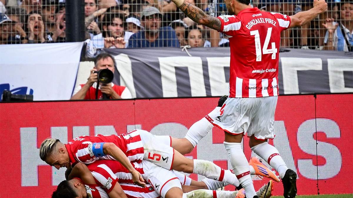 Postal clásica 1. Lo clásico es el festejo de Estudiantes ante Gimnasia, sea el estadio que sea