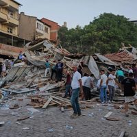 Terremoto de magnitud 6.1 sacude Turquía y provoca el derrumbe de una docena de edificios