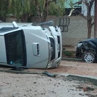 Un conductor alcoholizado chocó y volcó en Centenario