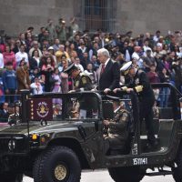 Llamados a la unidad en un desfile militar sin los poderes Legislativo y Judicial (Fotogalería)