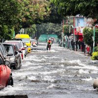 Tubería rota provoca megafuga de agua en Iztapalapa