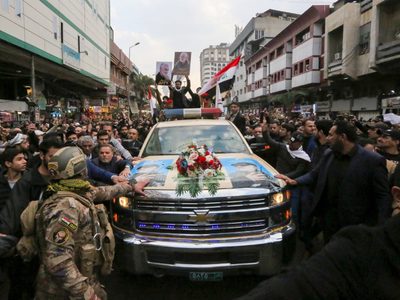 FOTOS: Una multitud se despide del comandante iraní y su hija advierte a Estados Unidos sobre un "día oscuro"