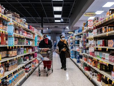 Aumentan ventas minoristas de febrero en EU tras desplome un mes antes