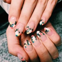 Nail Art: manicura francesa con flores para lucir las uñas más delicadas