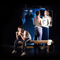 "Un poyo rojo", la obra argentina de teatro físico que arrasó con las críticas, vuelve a la calle Corrientes