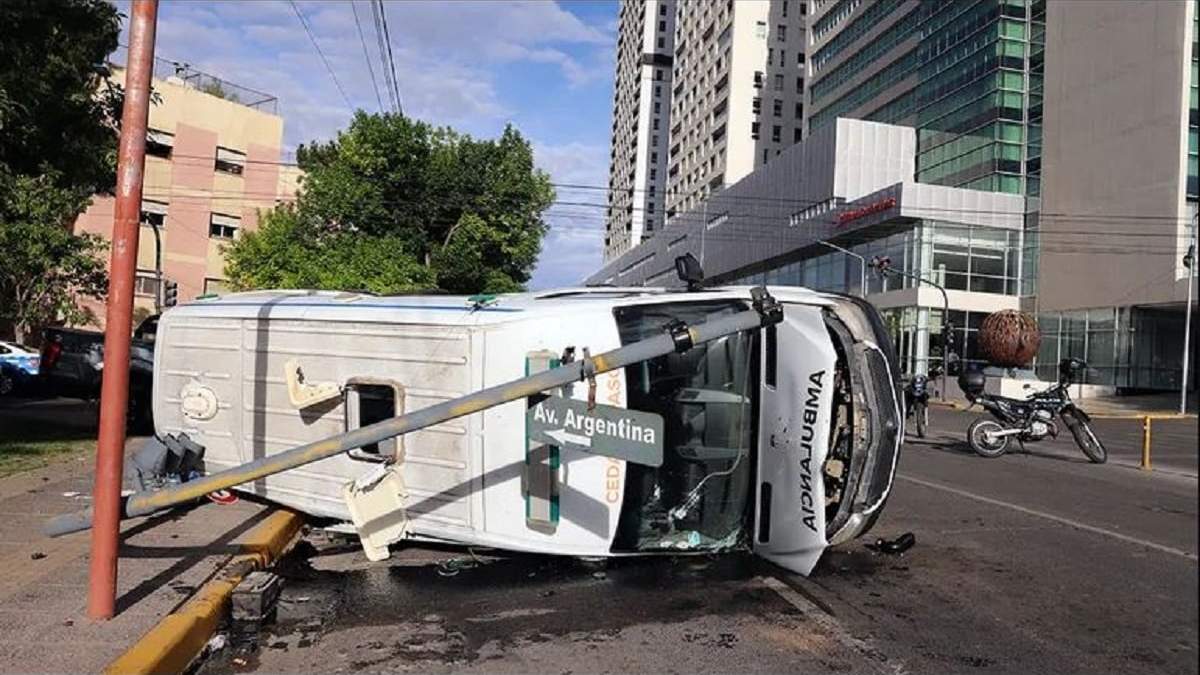 El vuelco de la ambulancia en Neuquén motivó las recomendaciones del gobierno. Fuente: (Facebook)
