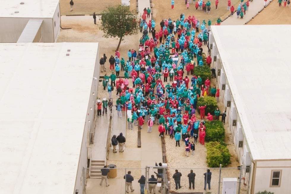 Protestan en centro de detención que alberga a niño de 5 años y a su padre detenidos en Minnesota