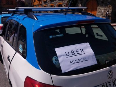 Taxistas de Villa La Angostura y San Martín de los Andes se sumaron al rechazo de UBER