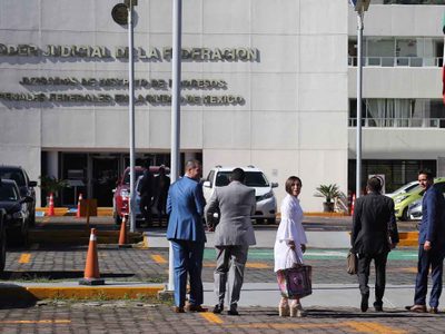 Aplazan audiencia en amparo de Rosario Robles; seguirá en prisión