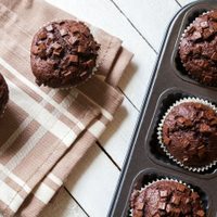 Muffins chocolatosos sin azúcar y con yogur: facilísimos y para comer sin culpa