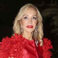 Con una famosa compañera: Carmen Lomana fue captada en las playas de Marbella junto a Mar Torres