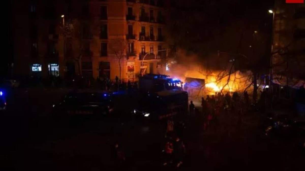 Barricadas y lanzamientos contra Mossos d'Esquadra en otra manifestación por la libertad de Pablo Hasel en Barcelona