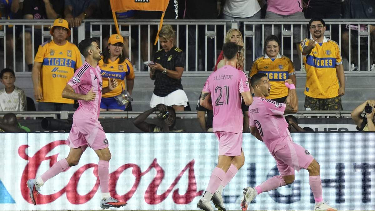 El uruguayo Luis Suárez celebra tras convertir un penal ante Tigres