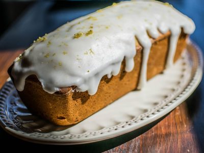 Budín de limón con masa nube y frosting de merengue: una receta fácil y riquísima para una merienda de 10