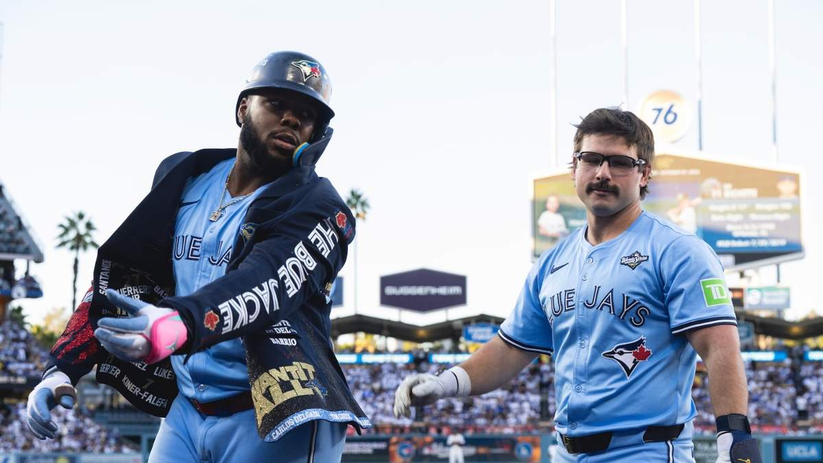 El dominicano Vladimir Guerrero Jr. festeja con Davis Schneider