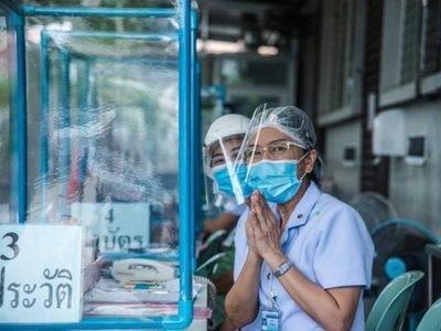 Países ricos acaparan mil millones de vacunas más de las que necesitan