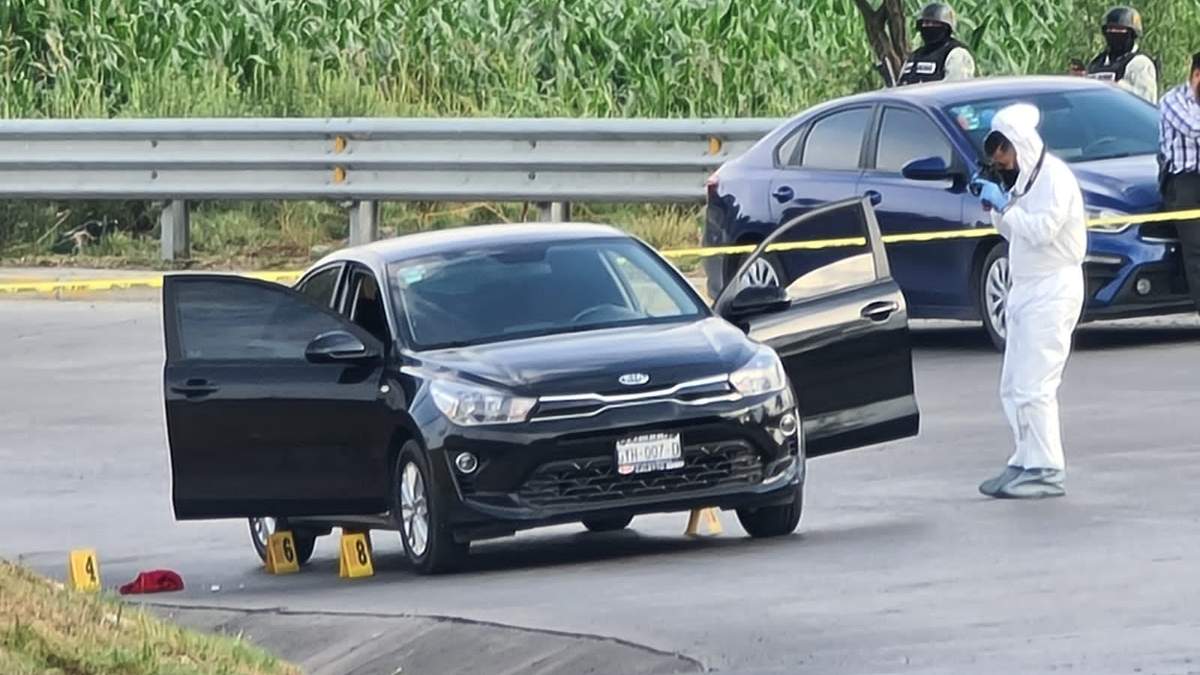 Los agentes fueron agredidos mientras conducían