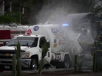 Pipa choca y provoca fuga de gas en Tláhuac; bomberos controlan incidente