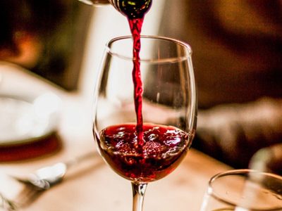 Estudios revelan que el vino tinto podría ayudar a pacientes con depresión