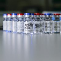 ONG denuncian que países ricos han acaparado las dosis de vacuna contra covid-19
