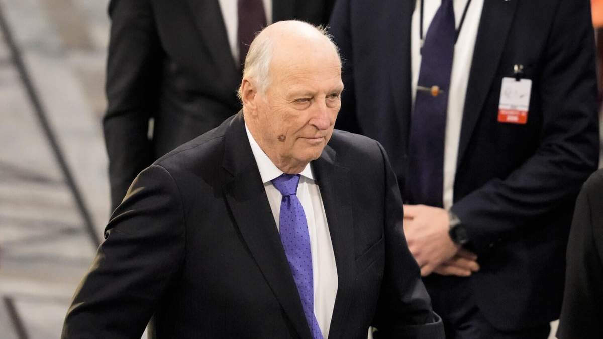 ARCHIVO - El rey de Noruega, Harald V, sale del salón al finalizar la ceremonia de los premios Nobel en el ayuntamiento de Oslo, Noruega, 10 de diciembre de 2022. El monarca más anciano de Europa, Harald V de Noruega, hospitalizado durante un viaje por Malasia, recibió un marcapasos permanente el martes 12 de marzo de 2024, informó el palacio, y añadió que permanecerá en el hospital durante unos días