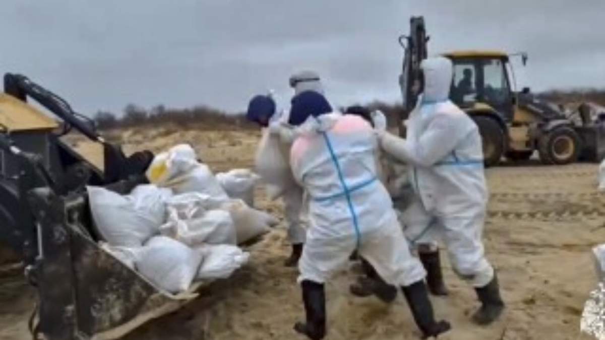 Trabajadores tratando de limpiar el derrame petrolero en la región rusa de Krasnodar, el 4 de enero del 2025