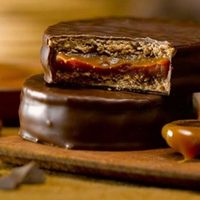 Dejá a todos boquiabiertos con estos alfajores de fernet: rendidores, fáciles y tremendamente ricos