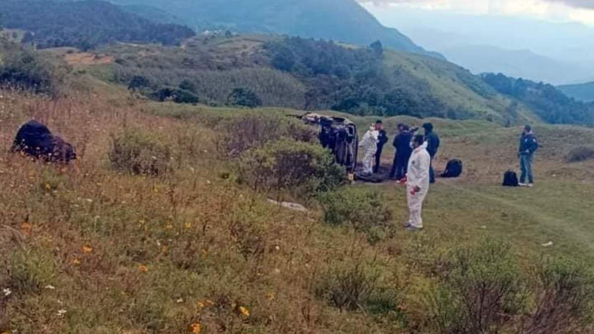 Peritos de la Fiscalía de Oaxaca rescatan los cuerpos del síndico, su esposa y su hija