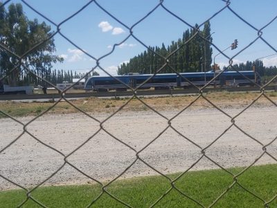 Un camión impactó contra el Tren del Valle en la Ruta Nacional 22, al ingreso de Plottier