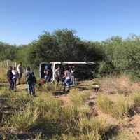 Vuelca camioneta que transportaba a la prensa durante gira de AMLO en Sonora