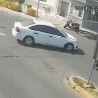 Captan en video el impactante choque de una motocicleta contra un automóvil