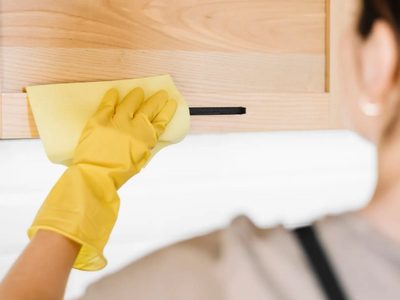 El truco más fácil para quitar la grasa de los muebles de madera de tu cocina usando solo 2 ingredientes