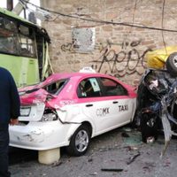 Autobús de pasajeros se queda sin frenos y embiste tres vehículos; reportan 30 heridos