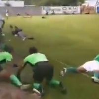 Masacre en pleno partido de futbol: con "cuerno de chivo", hombre mata a tres y hiere a otro