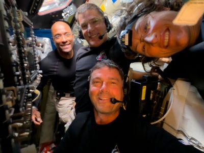 Astronautas de Artemis II llaman a la estación espacial rumbo a casa desde la Luna