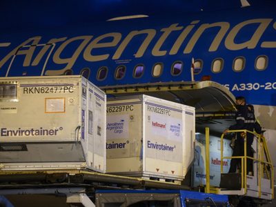 Cerca de alcanzar los 40 millones de vacunas, llegó al país el noveno vuelo con vacunas de Sinopharm