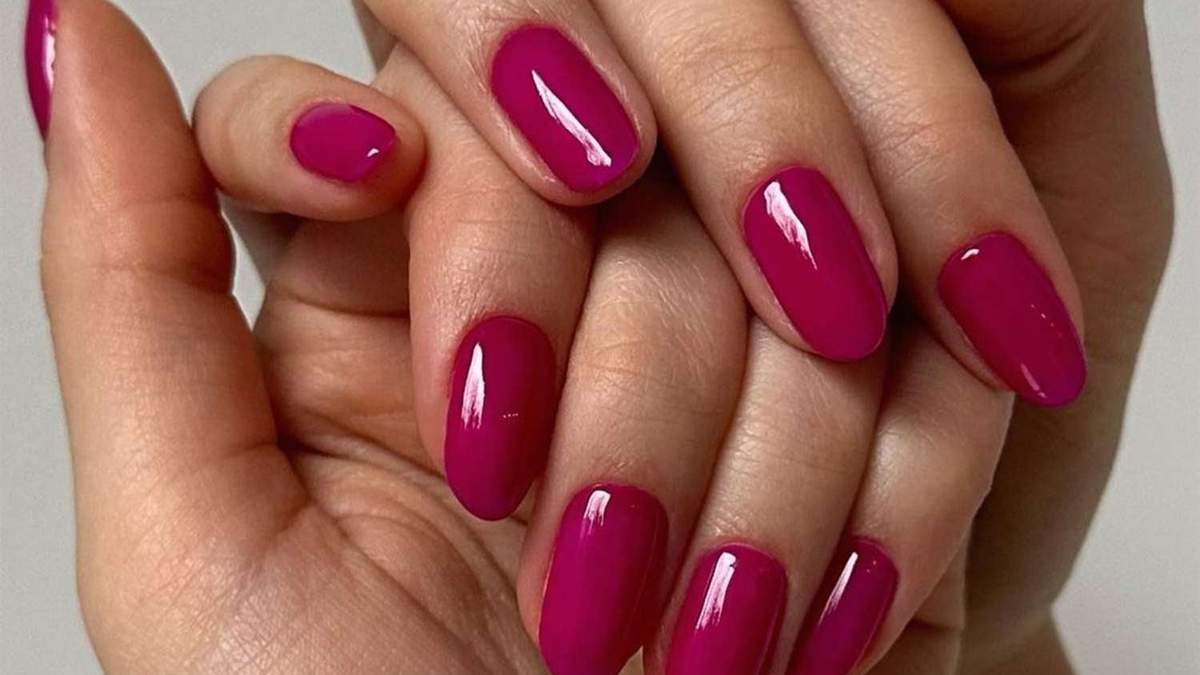 Uñas magenta. Fuente: (Instagram)