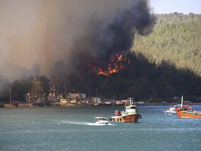 Evacúan a turistas en Turquía por el avance de los feroces incendios forestales