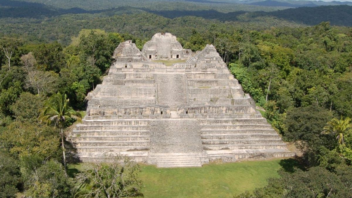 Caana, el complejo arquitectónico central de Caracol, Belice, descubierto por Diane y Arlen Chase en la década de 1980