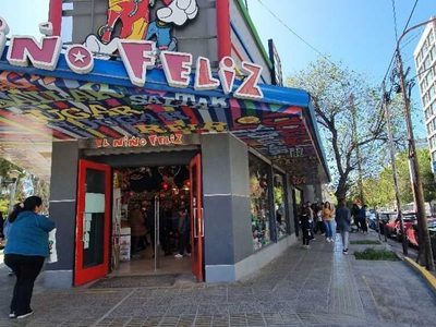 Gritos e insultos para conseguir al menos un sobre de figuritas