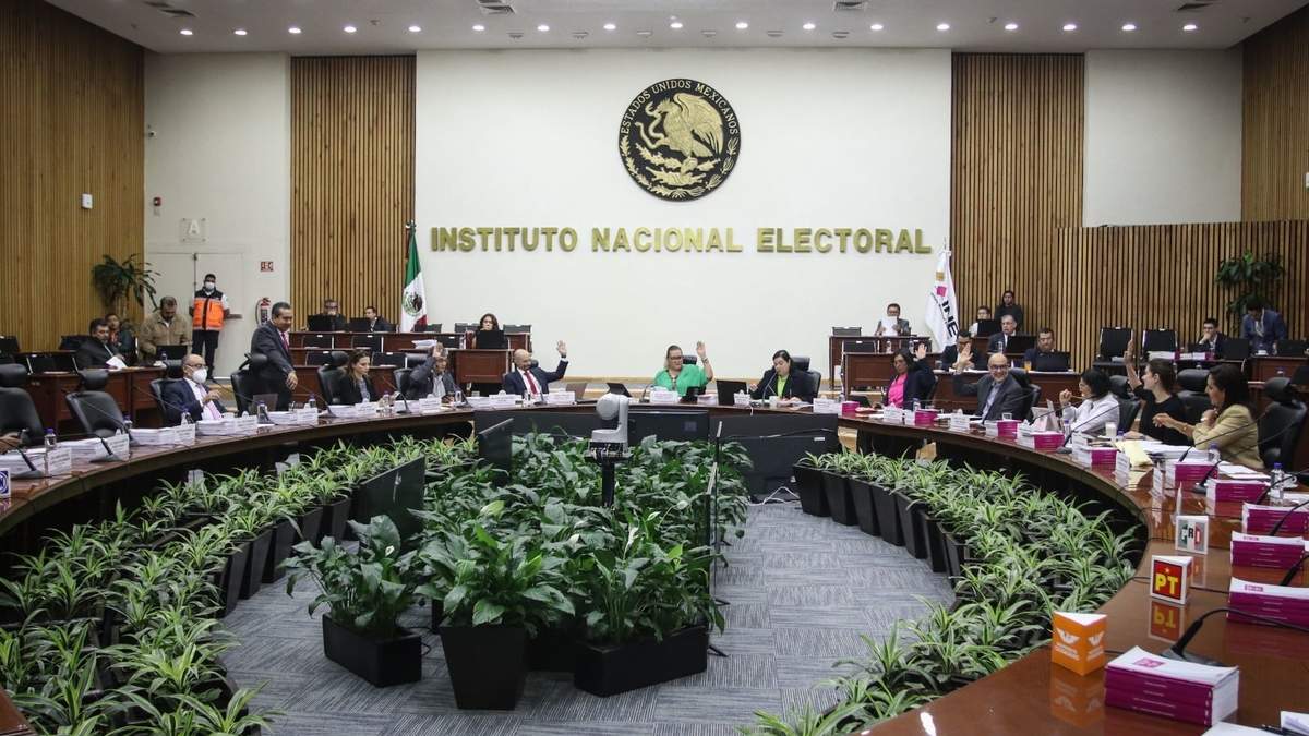 Sesión en el INE
