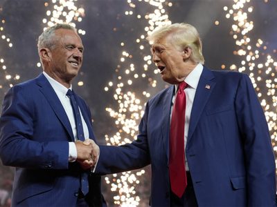 Robert F. Kennedy Jr. suspende su campaña independiente a la presidencia y respalda a Donald Trump