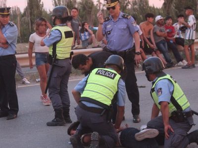 A los botellazos festejaron el triunfo de Argentina: Tres hombres demorados