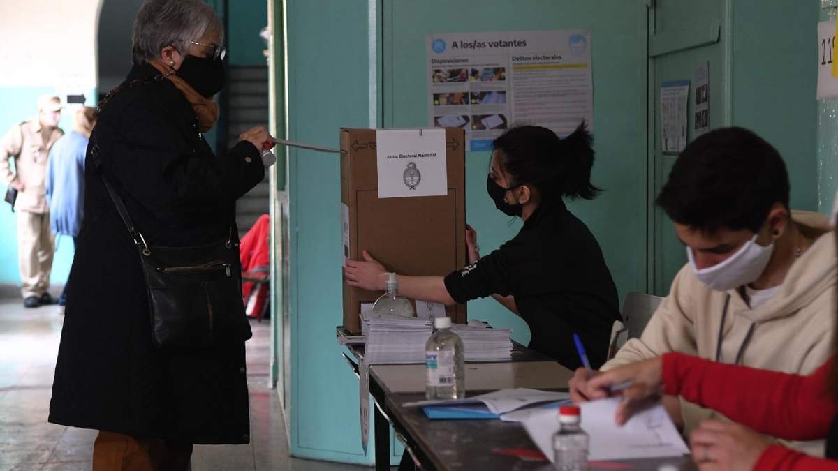 Las mesas de votación permanecen abiertas hasta las 18:00 en todo el país. Fuente: (Twitter)